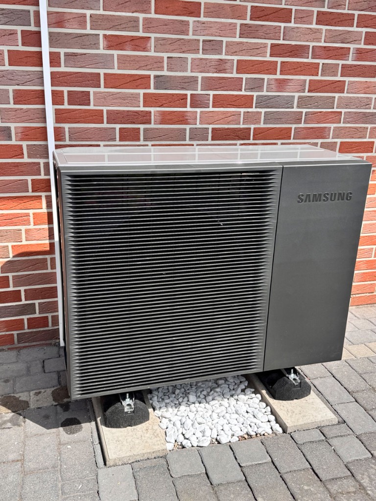 Samsung Wärmepumpe Außengerät an Klinkerwand